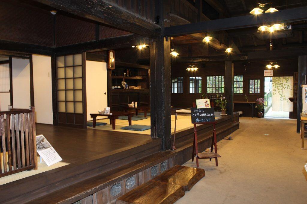 江戸時代中期に建てられた酒造商家を改修した古民家カフェ「旧浜口家住宅」