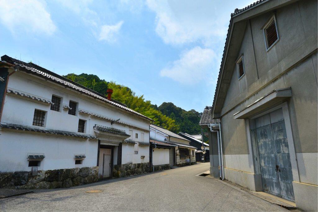 国の重要文化財にも指定されている「竹村家住宅」や、慶長8年(1603)創業の「司牡丹酒造」