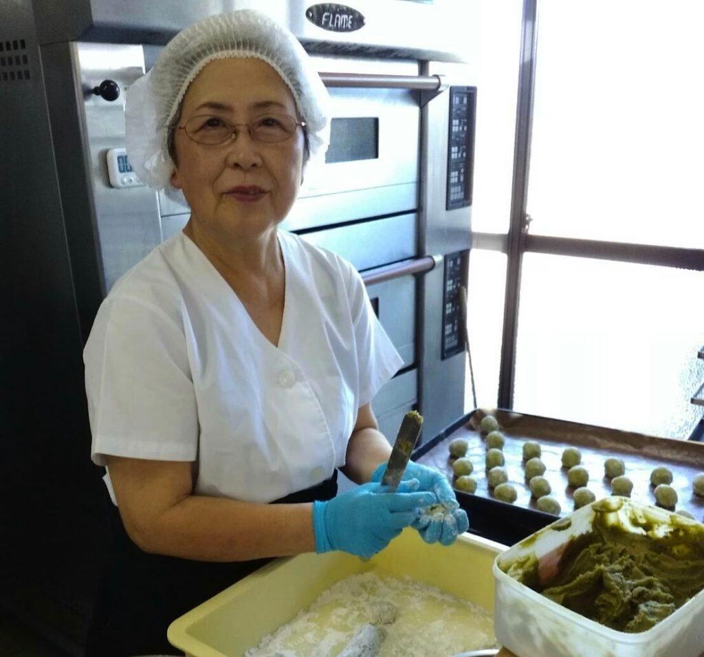 お饅頭を作れるのは「野っぱら工房」の代表を務める桑鶴さんのみ