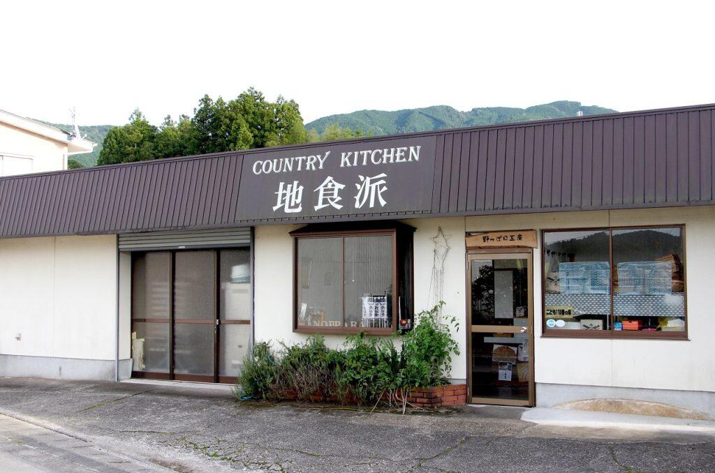 「野っぱら工房」では、お饅頭のほか、国産小麦100%で作る卵・牛乳不使用の無添加パン、佐川町のブランド牛乳「地乳(ぢちち)」で作る懐かしい味わいのプリンなども製造・販売しています。