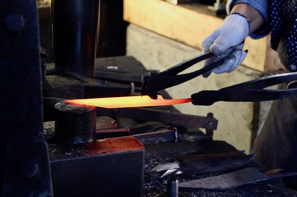 使う人や用途によって形・寸法・刃の角度などを自在に変えてつくる土佐自由鍛造