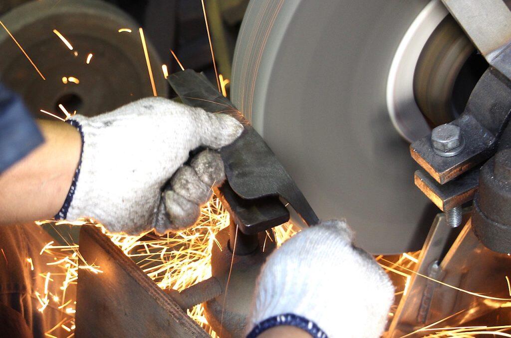 使う人や用途によって形・寸法・刃の角度などを自在に変えてつくる土佐自由鍛造