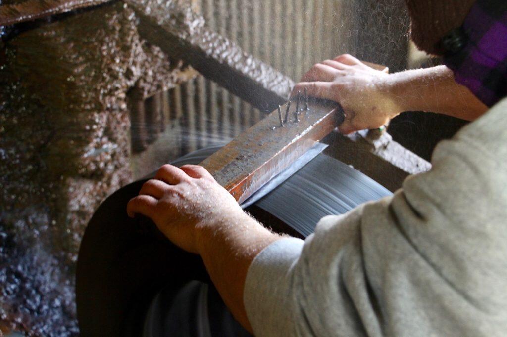 昔ながらの鍛造技法を大切にしている「迫田刃物」。