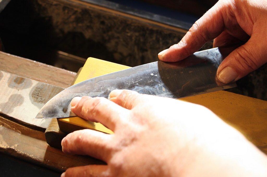 数種類の砥石を使い丁寧に時間をかけて包丁を研ぎます