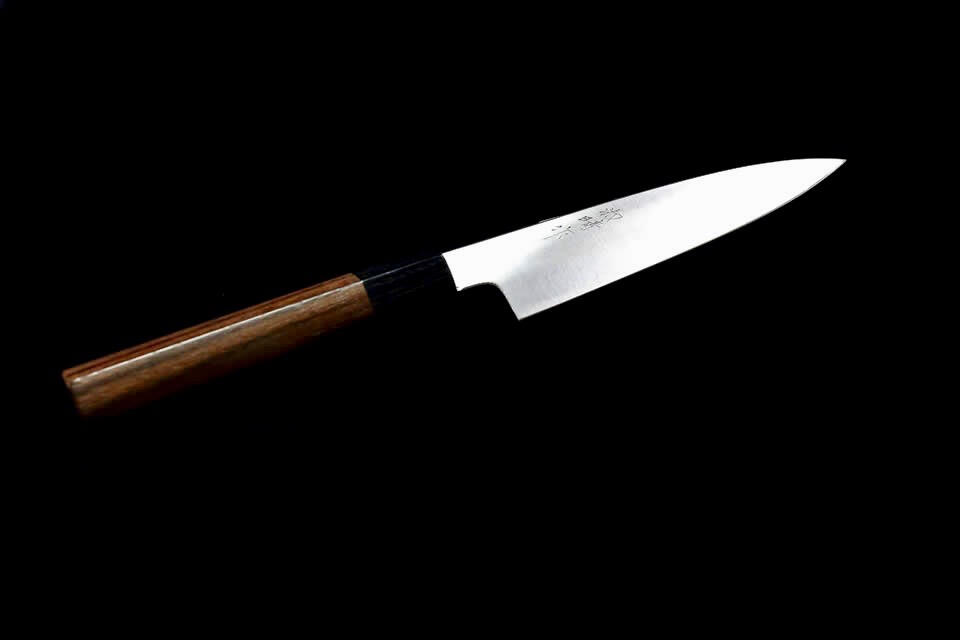 果物や野菜の皮むきに便利なペティ型包丁