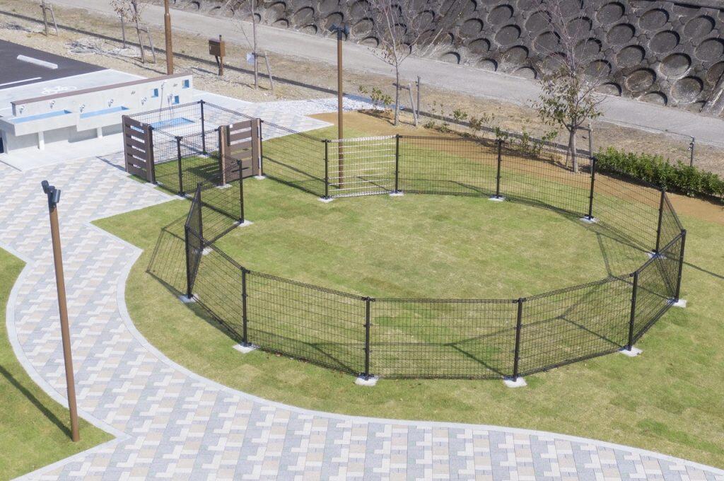 中型犬までがリードなしで利用できるドッグラン