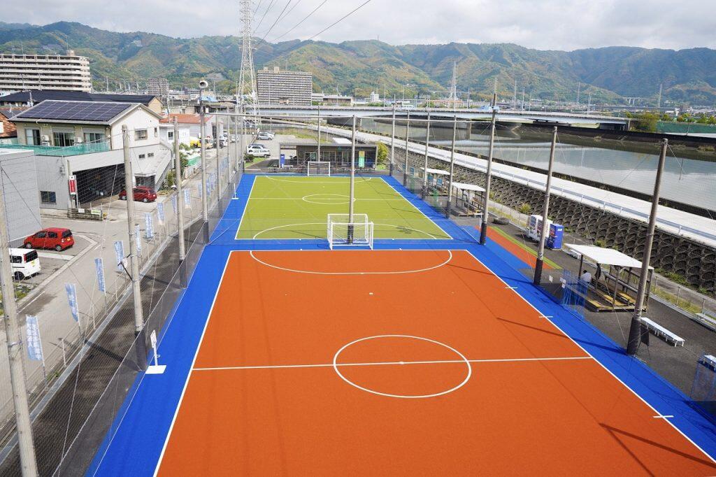 更衣室やシャワールームなどを完備したクラブハウスの横にカラフルな2面のコートを備えた「セントラルフットサルパーク高知」