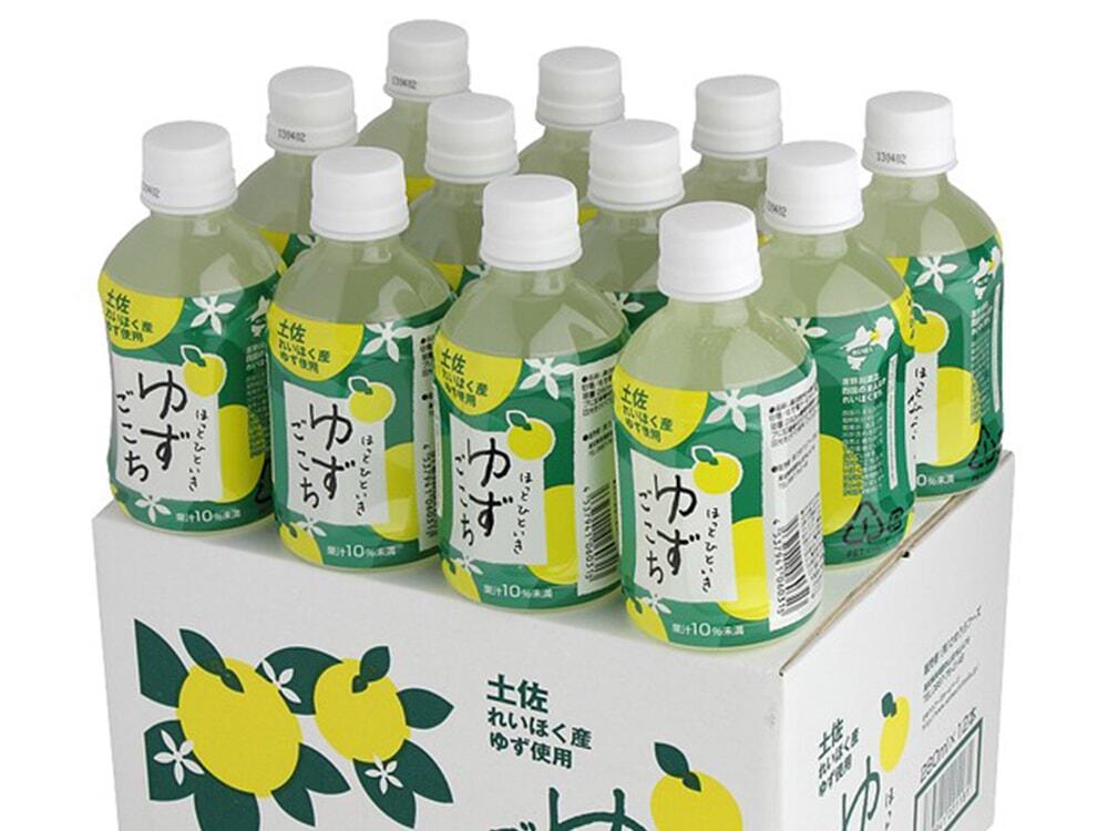 段ボール箱の上に「ほっとひといき ゆずごこち」を12本並べた写真/さめうらフーズ