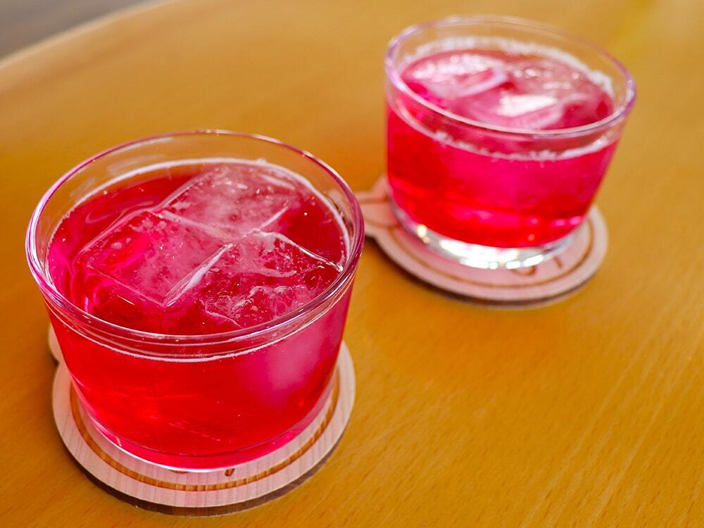 コップに注いだ「しそジュース」の写真/さめうらフーズ