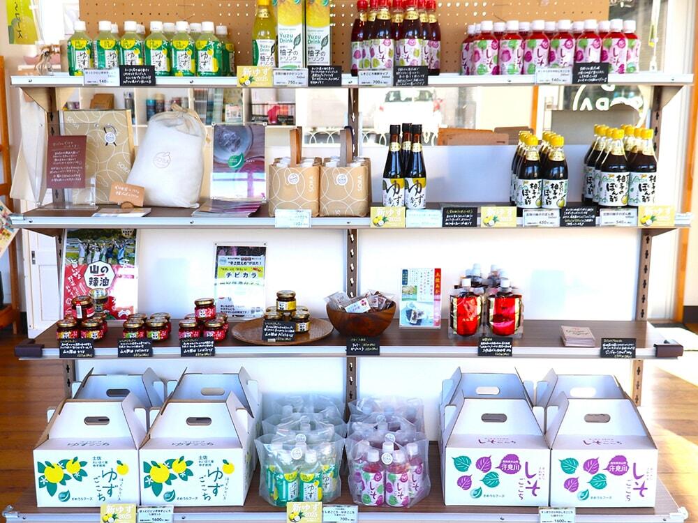嶺北地域の特産品を使用した商品が陳列された棚の写真/さめうらフーズ直営ショップ【SORA(ソラ)】