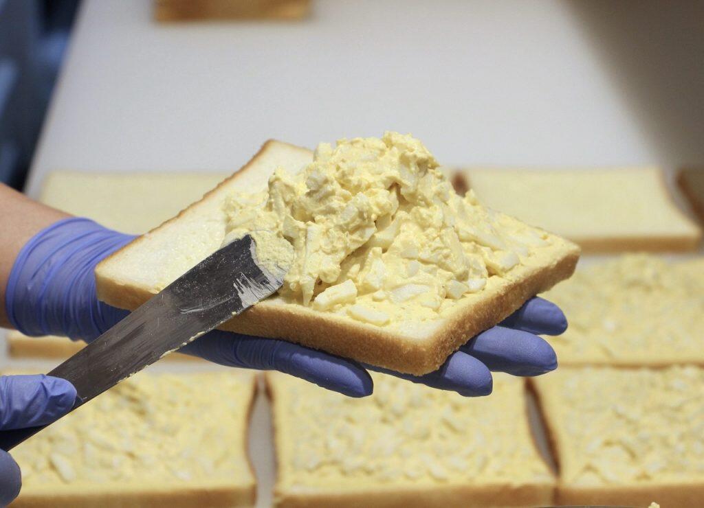 卵約3個分のフィリングをサンド