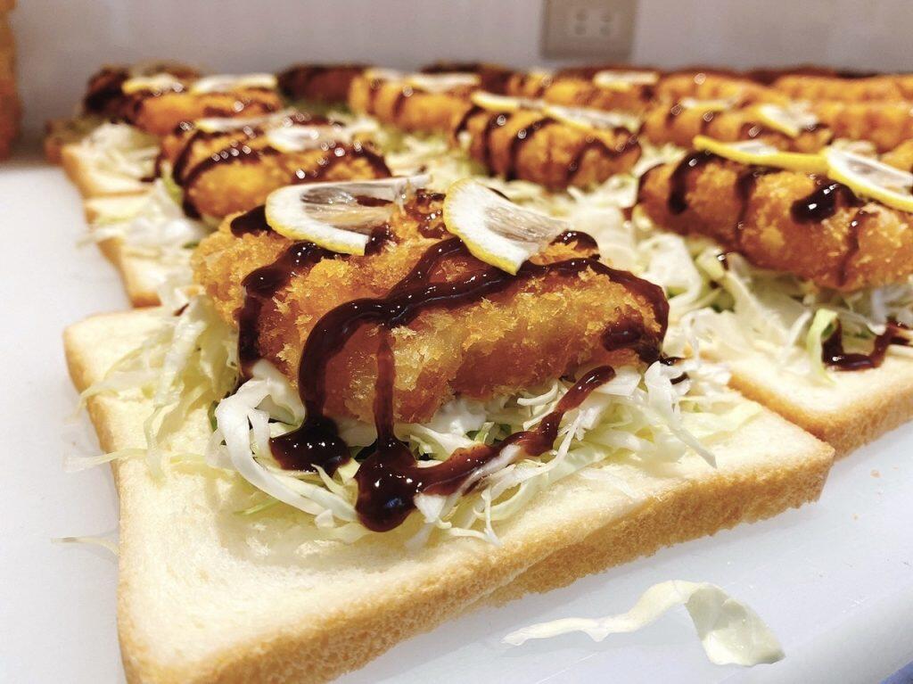 プリップリの海老がギュッと詰まったつなぎ無しのエビカツと特製ソースがパンとの相性バッチリ