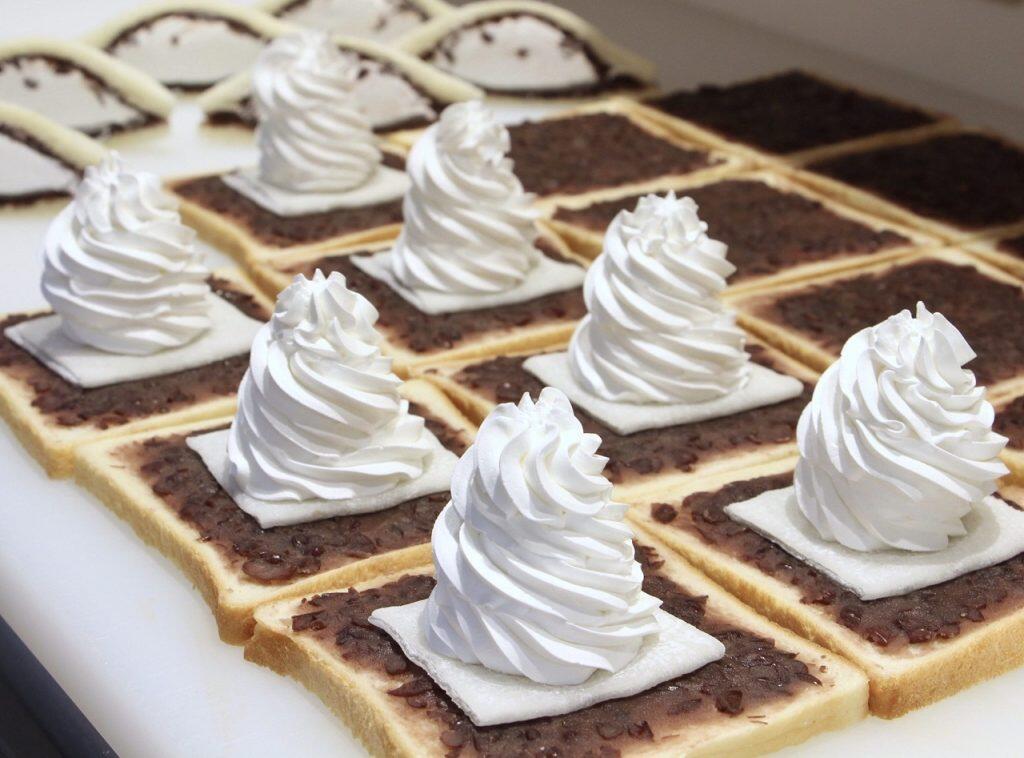 たっぷりのホイップクリームをお餅とあんこで包んだ「大福もちサンド」