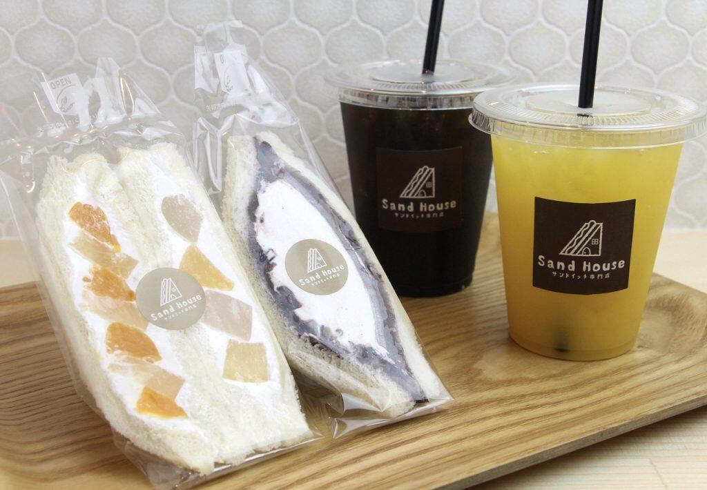 桃やミカンなどのシロップ漬けをサンドした「フルーツサンド」