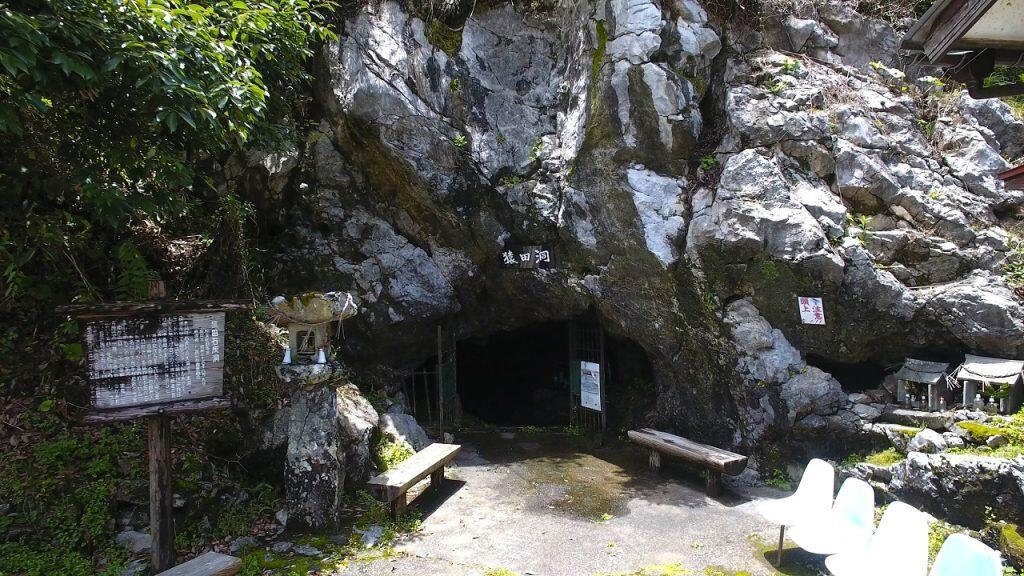 忍者気分で洞窟探検!自然のままの地形が残る「猿田洞」