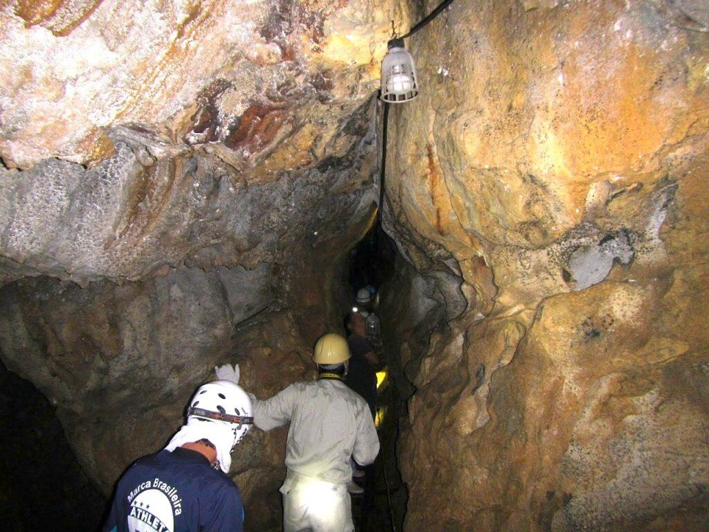 手つかずの自然を残した洞内は真っ暗でスリル満点!