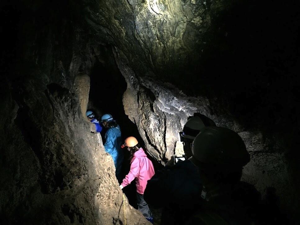 はしごやロープなどの少ない設備だけを頼りに、人ひとりがなんとか通れるような狭い場所や深淵、垂直の壁などを、五感をフル活用して進んでいく・・・まさに修行をしている気分を味わえます!