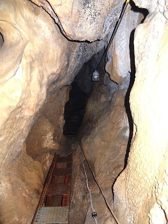 懐中電灯や軍手、ヘルメットは必須。滑りにくい靴や長袖・長ズボンを着用してチャレンジしてくださいね。