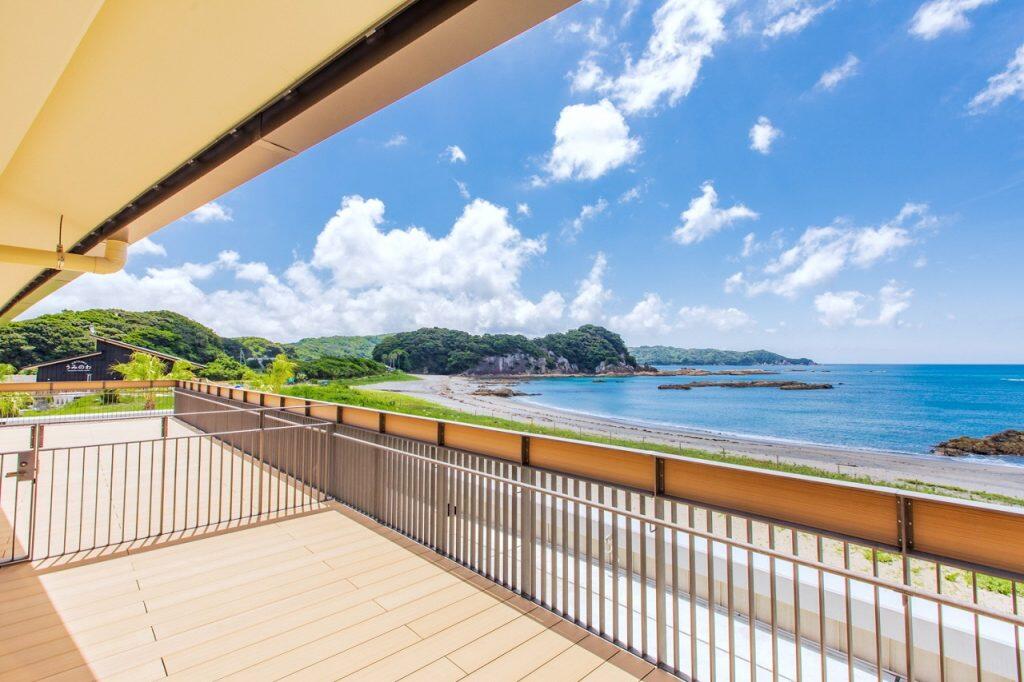 美しい海が展望できるデッキ