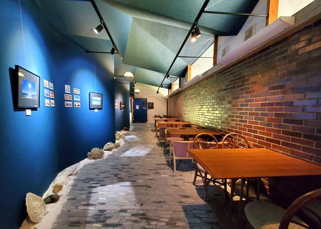 館内の照明は展示物を照らす間接照明のみで、この吹き抜けガラスからの光だけが全体に届くようになっており、天候によって違う自然光の演出も見所のひとつ