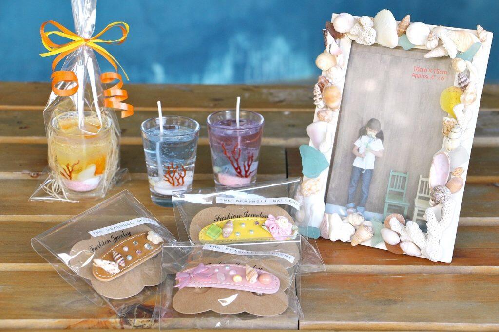 「海のギャラリー」では、手作り体験も実施！透明なロウを使ったキャンドルや本革のバレッタ、木製のフォトフレームなど、貝殻やサンゴを使って自分好みにデザインできます