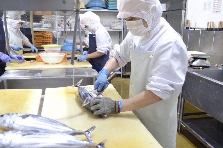 獲れたてピチピチのカツオを、すぐ近くにある加工場で熟練の女性職人が一本一本丁寧に手作業で下処理