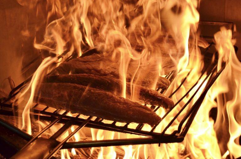 豪快な炎で一気に藁焼き