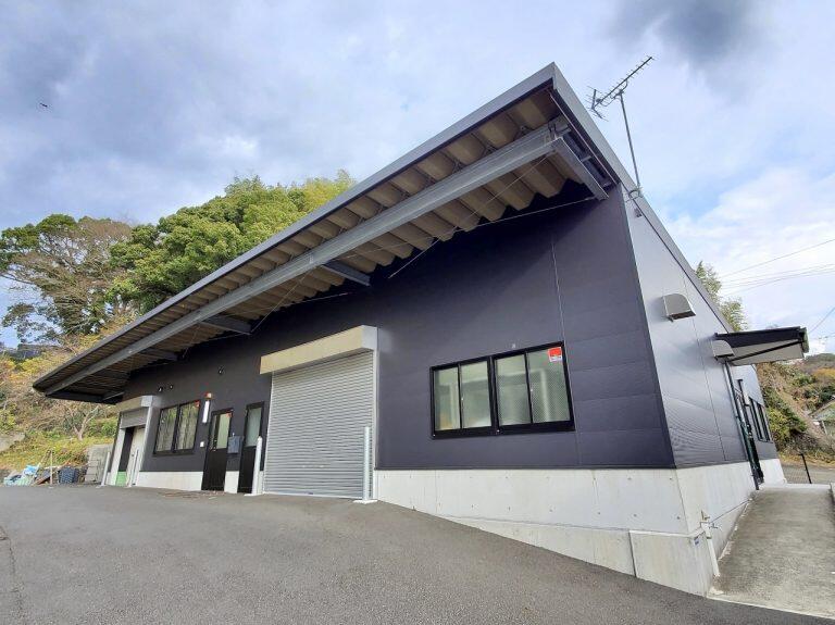 宿毛市の片島湾すぐ近くに店を構え、沖の島の伝統漁法と「必要な分だけ海から頂く」という精神を創業来貫き続けている「沖の島水産」