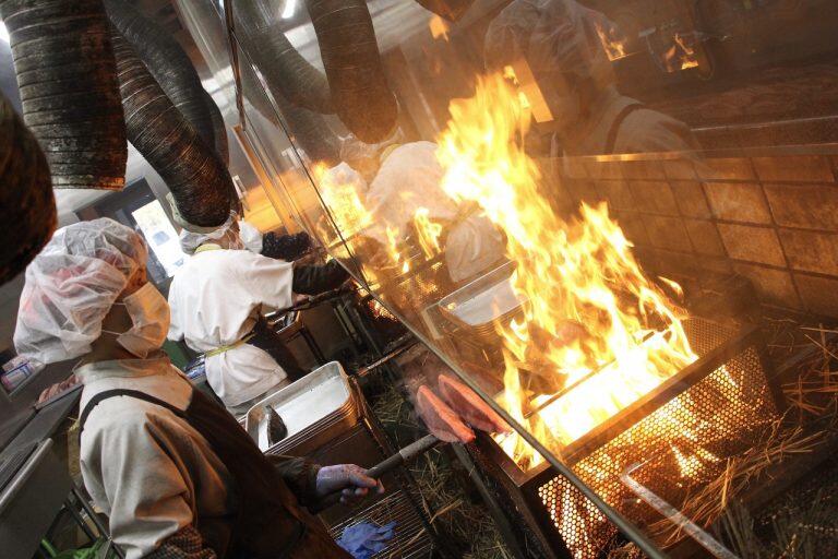 「かつお藁焼きたたき」も、高知ならではの伝統製法にこだわり、かつおをすべて手焼きで藁焼き