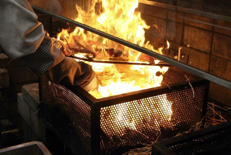 職人が一節一節しっかり確認しながら藁で丁寧に手焼き