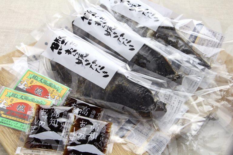 「かつお藁焼きたたき」には、宿毛市特産の柑橘・直七(スダチの希少種)を使ったポン酢や、黒潮町でつくられた完全天日塩もセット