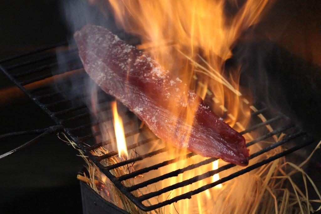 おさかなのまち・須崎市からお届けする絶品「鰹の藁焼きタタキ」！