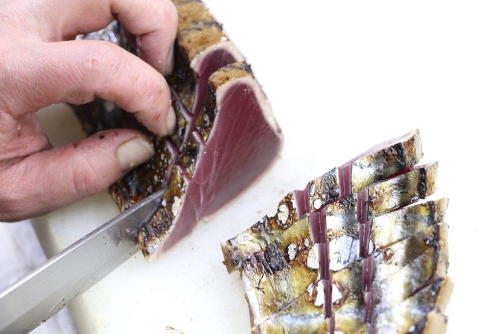 「鰹の藁焼きタタキ」を贅沢に分厚く切り