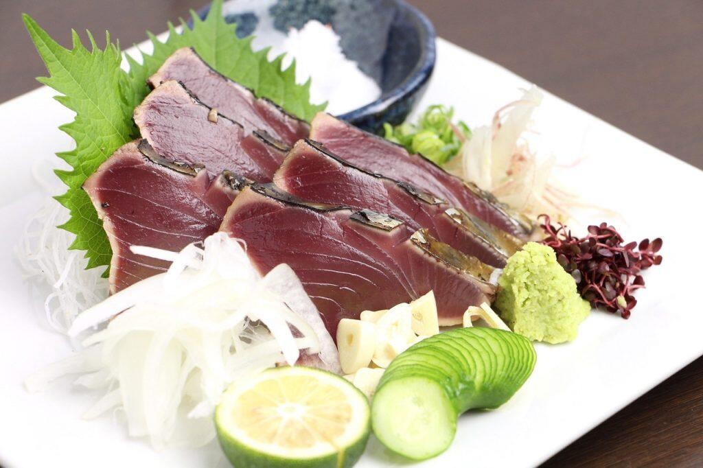 ネギやニンニク、生姜、ミョウガ、大葉などの薬味をタタキが見えなくなるほど、たっぷりのせていただくのが本場高知の食べ方