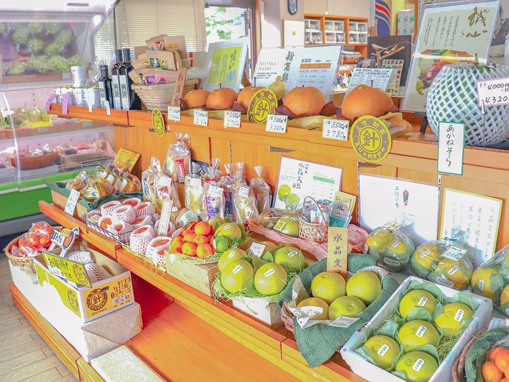 堀田商店内に陳列された青果