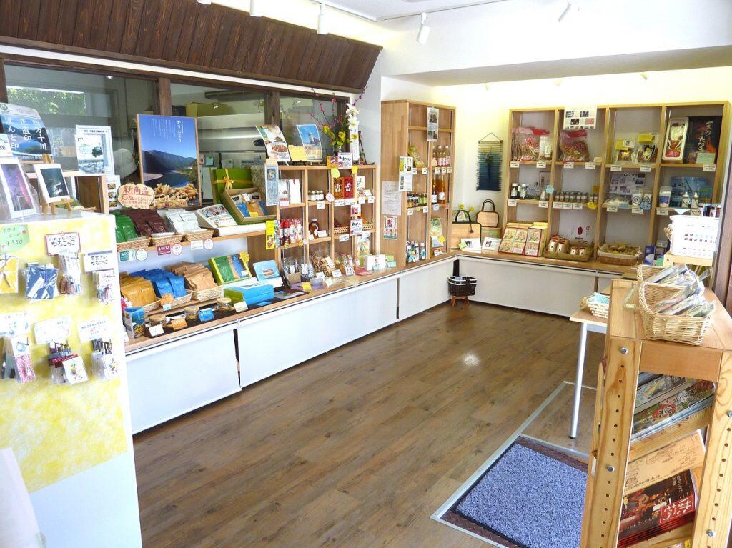 「LLPしまんと」は、2009年に高知県西南部の6市町村で構成されているネットワークを活用し、地域資源を活かした商品の開発・製造・販売を行うことで、地域の活性化を目指した商工会議所青年部の8名で立ち上げ、現在は株式会社として運営しています。