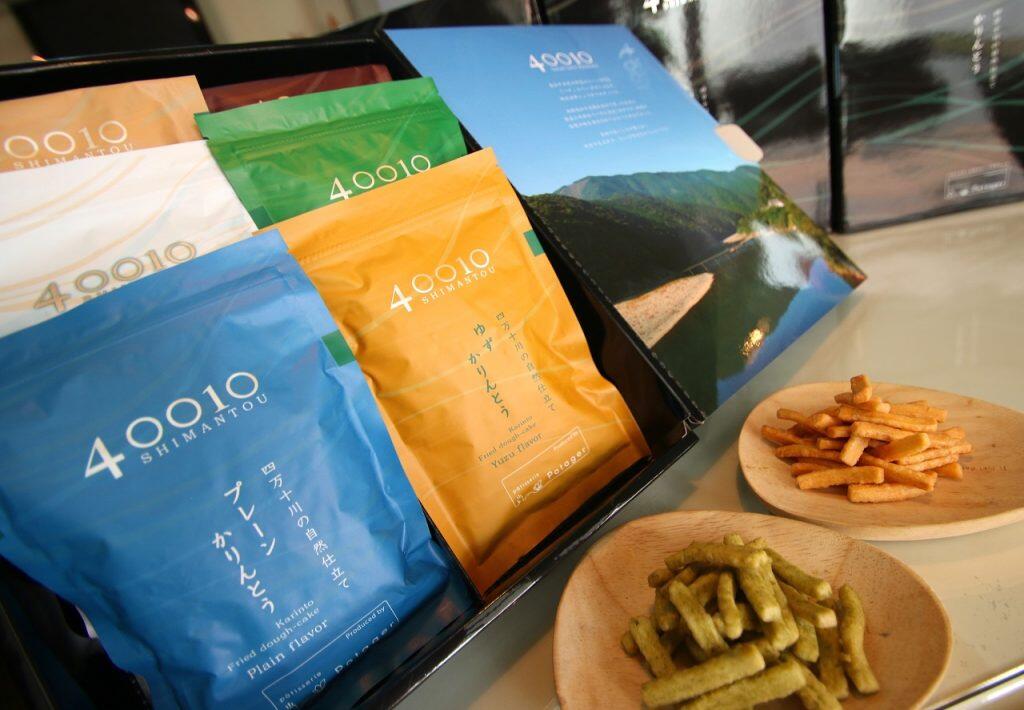 「LLPしまんと」は、2009年に高知県西南部の6市町村で構成されているネットワークを活用し、地域資源を活かした商品の開発・製造・販売を行うことで、地域の活性化を目指した商工会議所青年部の8名で立ち上げ、現在は株式会社として運営しています。