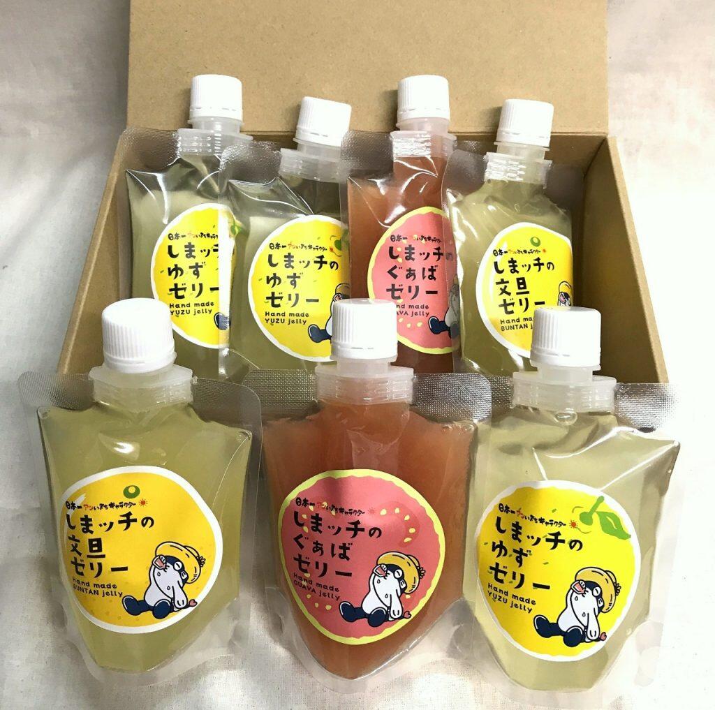 「しまッチの飲むゼリー」の種類は、南国・高知の太陽をいっぱい浴びて育った爽やかな酸味が特徴の「ゆず」、サッパリとした甘みと独特のほろ苦さがクセになる「文旦」、甘みと酸味のバランスが絶妙な国産「グァバ」の3種類。