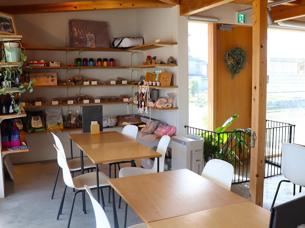 カフェスペースの施設内観