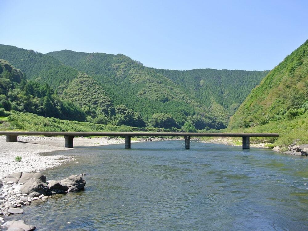 四万十川にかかる沈下橋の写真