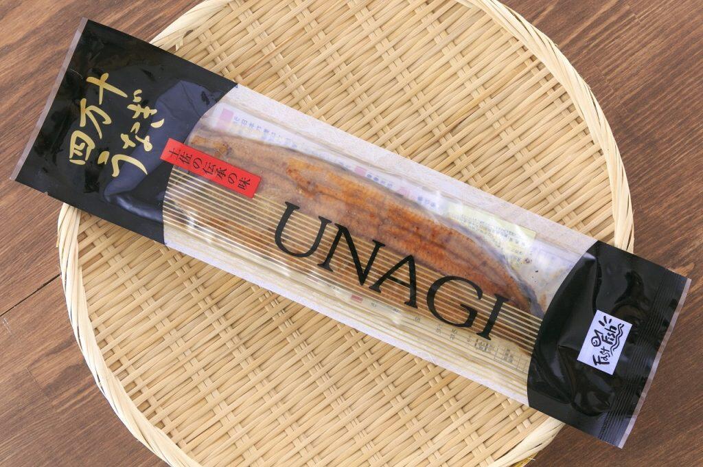 人気の蒲焼きは、半世紀前から継ぎ足しを繰り返し受け継がれてきた秘伝のタレで、4回付け焼き