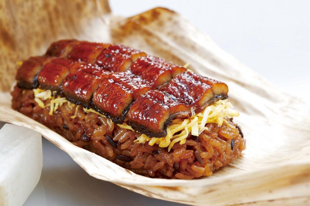 四万十町産のもち米と古代米を合わせたおこわに、錦糸卵とうなぎの蒲焼きを乗せた食べごたえバツグンの「ちまき」