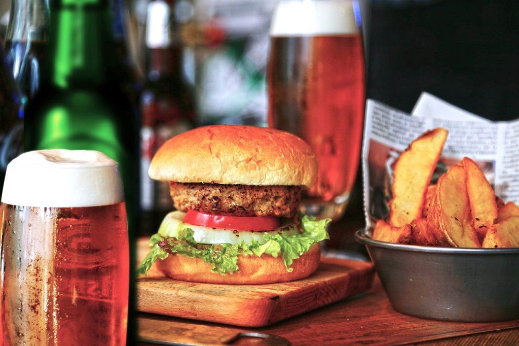 お酒を楽しみながら四万十ポークが味わえます