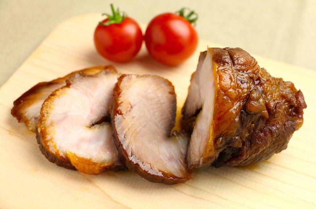 四万十ポークのウデ肉を一晩かけてじっくり煮込んだこのチャーシューは、口の中でとろけるほど柔らかく、染み込んだ甘辛いタレが肉の旨味を引き立てやみつきになる逸品