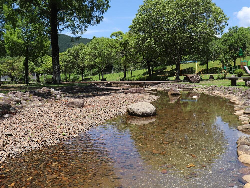 水遊びができる小川