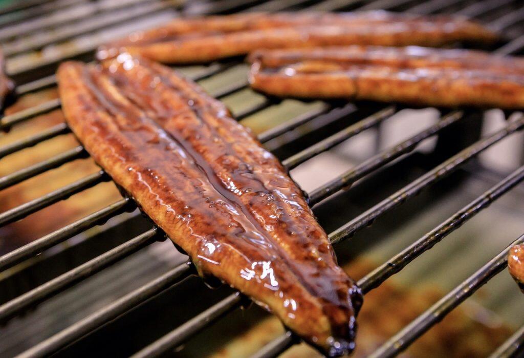 創業以来受け継いだ秘伝のタレを惜しみなく4度付け焼き