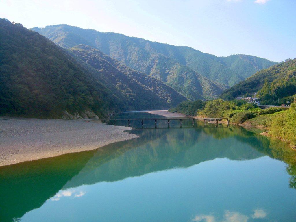 高知県西部に位置し、平地が少なく森林に囲まれた西土佐地区の四万十川流域