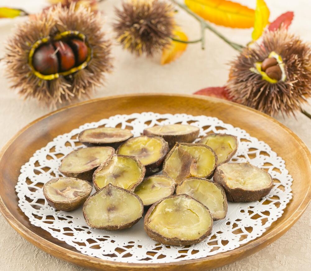 あらかじめ殻ごと半分に切られているので、レンジで温めるだけでおいしくいただけます。