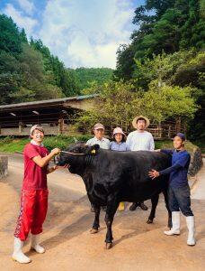 「四万十牛本舗」は、自然豊かな山間部で