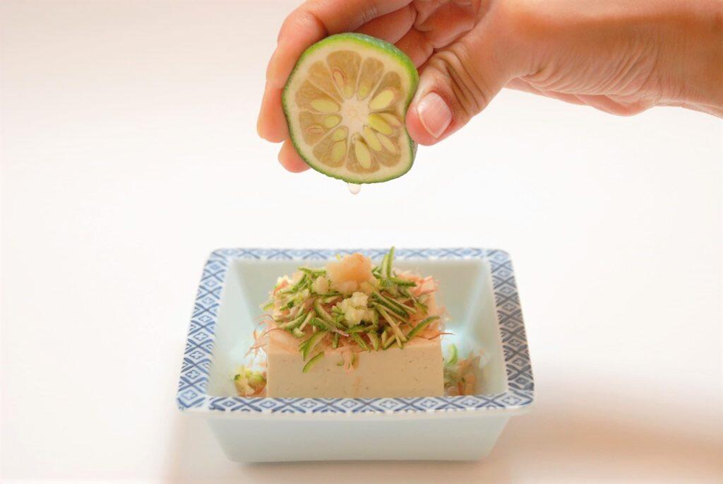 一口に酢ミカンといっても、搾るとすぐに違いがわかるほどそれぞれ個性があります